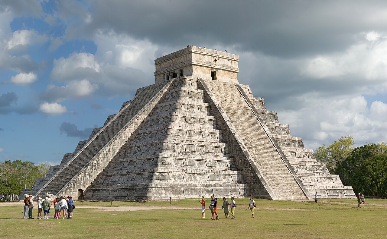 El Castillo o pirámide de Kukulkán en Chichén Itzá, arquitectura maya