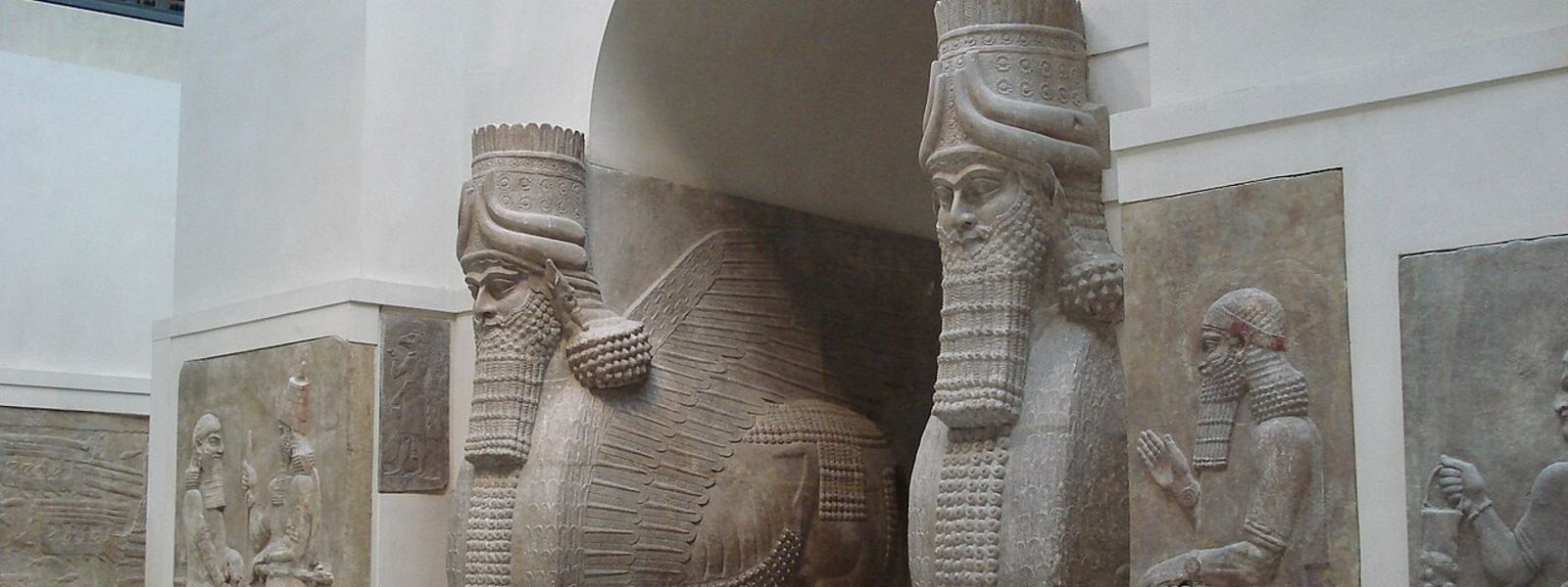Lamassu, toros alados androcéfalos del palacio de Sargón II en Khorsabad, arte asirio