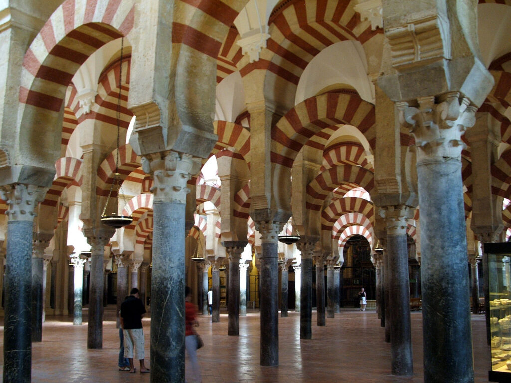 Sala hipóstila de la Mezquita de Córdoba con sus arcos bícromos de dovelas rojas y blancas