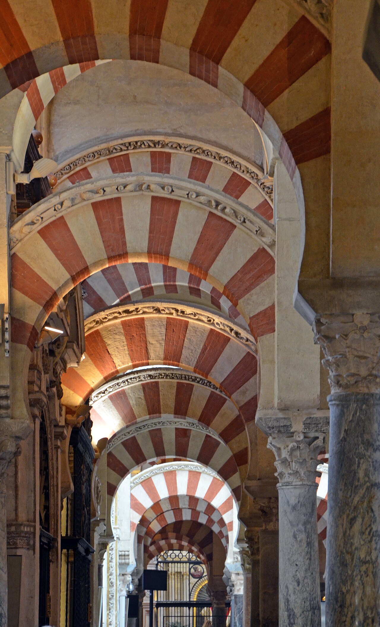 Sala hipóstila de la Mezquita de Córdoba con sus arcos bícromos de dovelas rojas y blancas