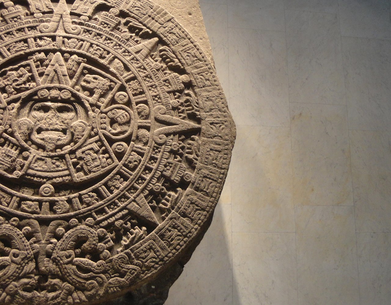 Piedra del Sol azteca, monolito de basalto del siglo XV conservado en México