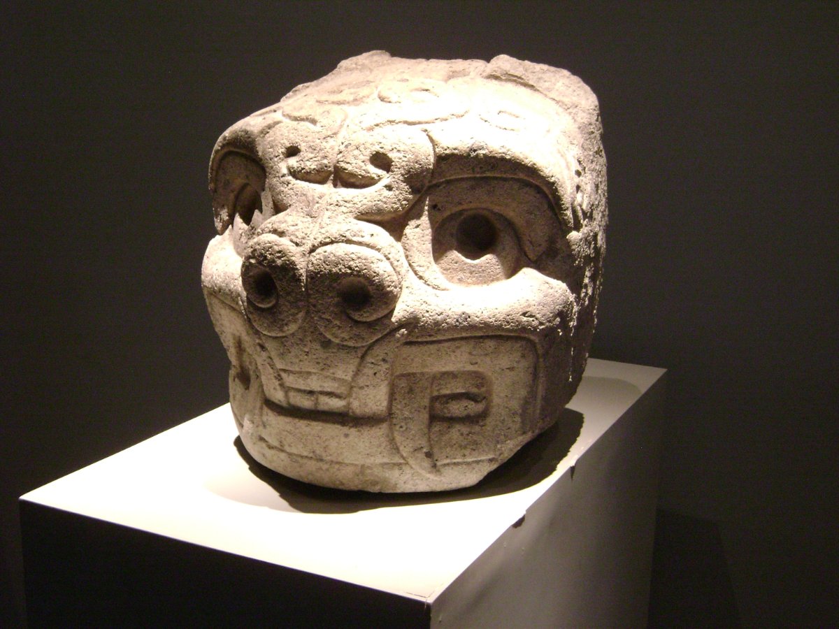 Cabeza clava de Chavín de Huántar, escultura empotrada en el muro del templo