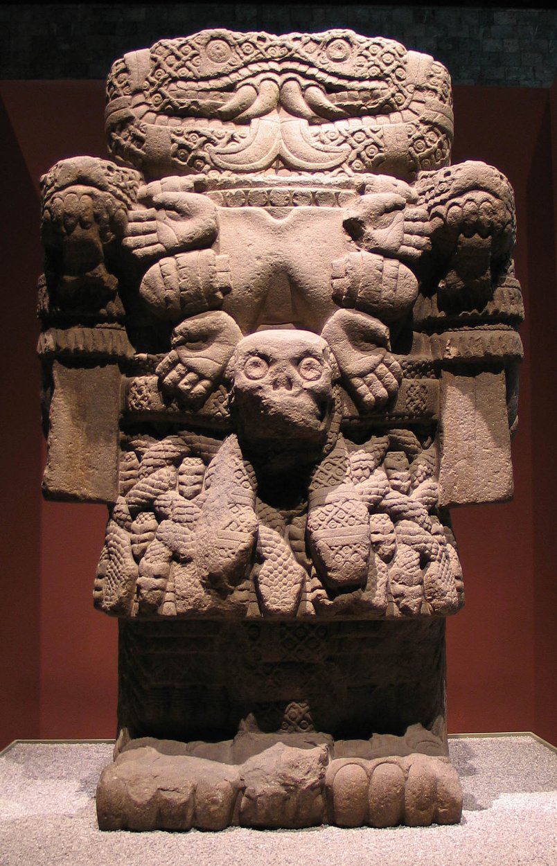 La Coatlicue, escultura mexica con falda de serpientes y collar de manos