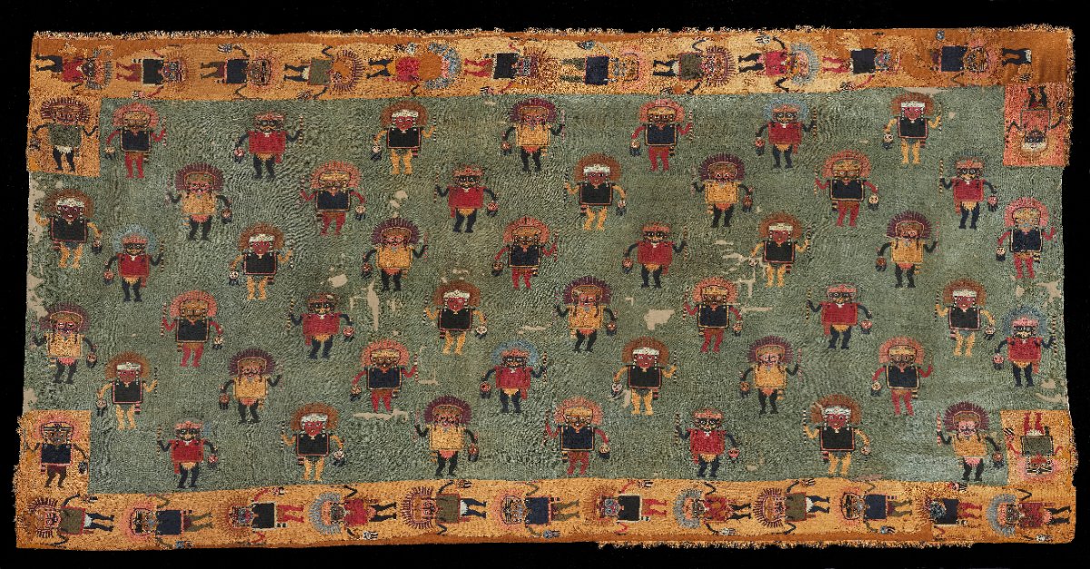 Manto ceremonial Paracas bordado con figuras en secuencias de colores